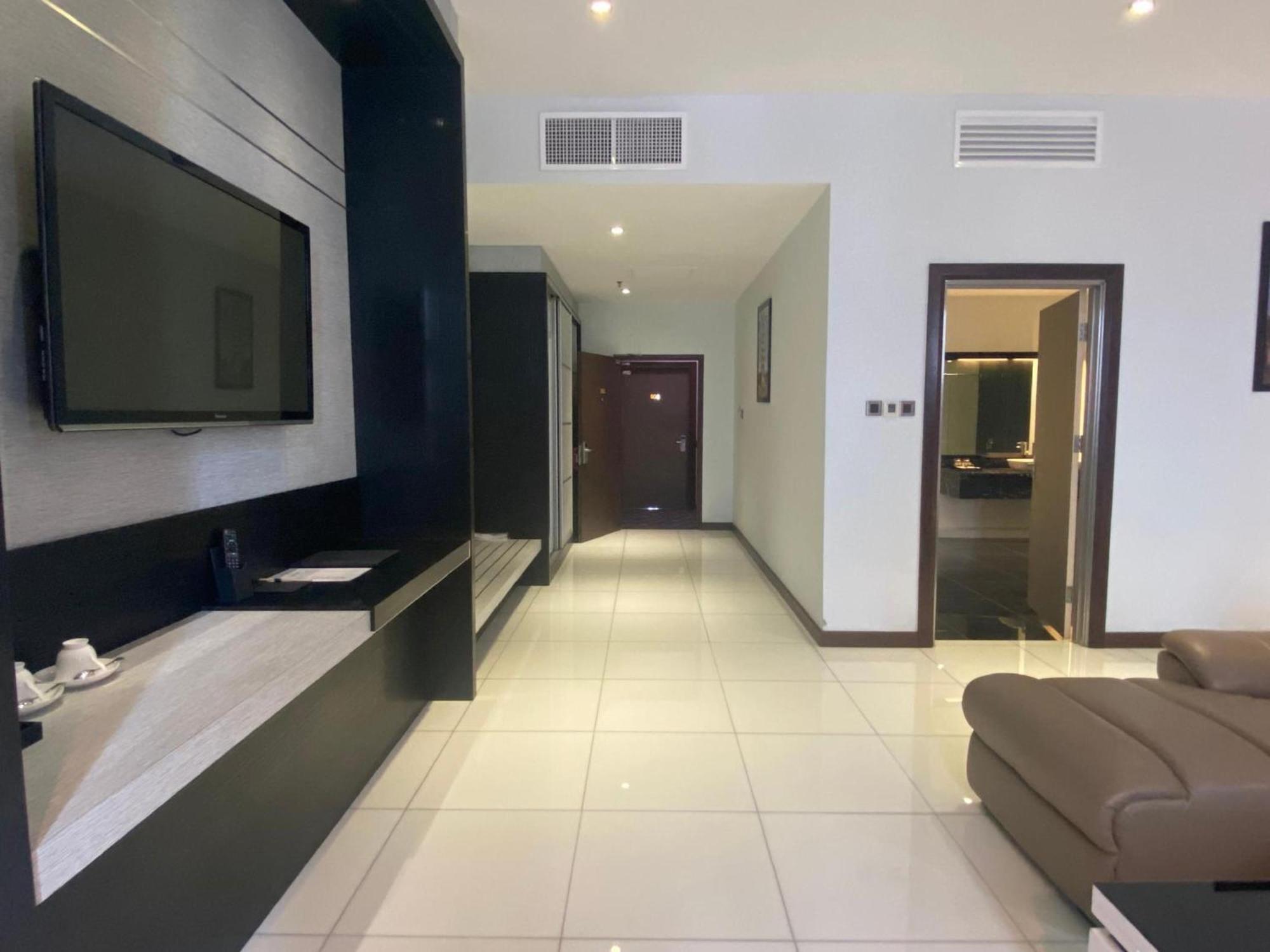 Oyo 90934 Tong Villion Hotel Muadzam Shah Bagian luar foto