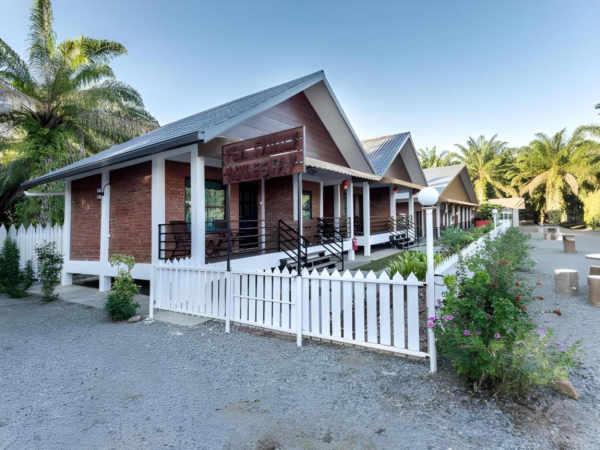 Oyo 90934 Tong Villion Hotel Muadzam Shah Bagian luar foto